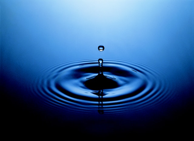 kapka vody v modrém poli